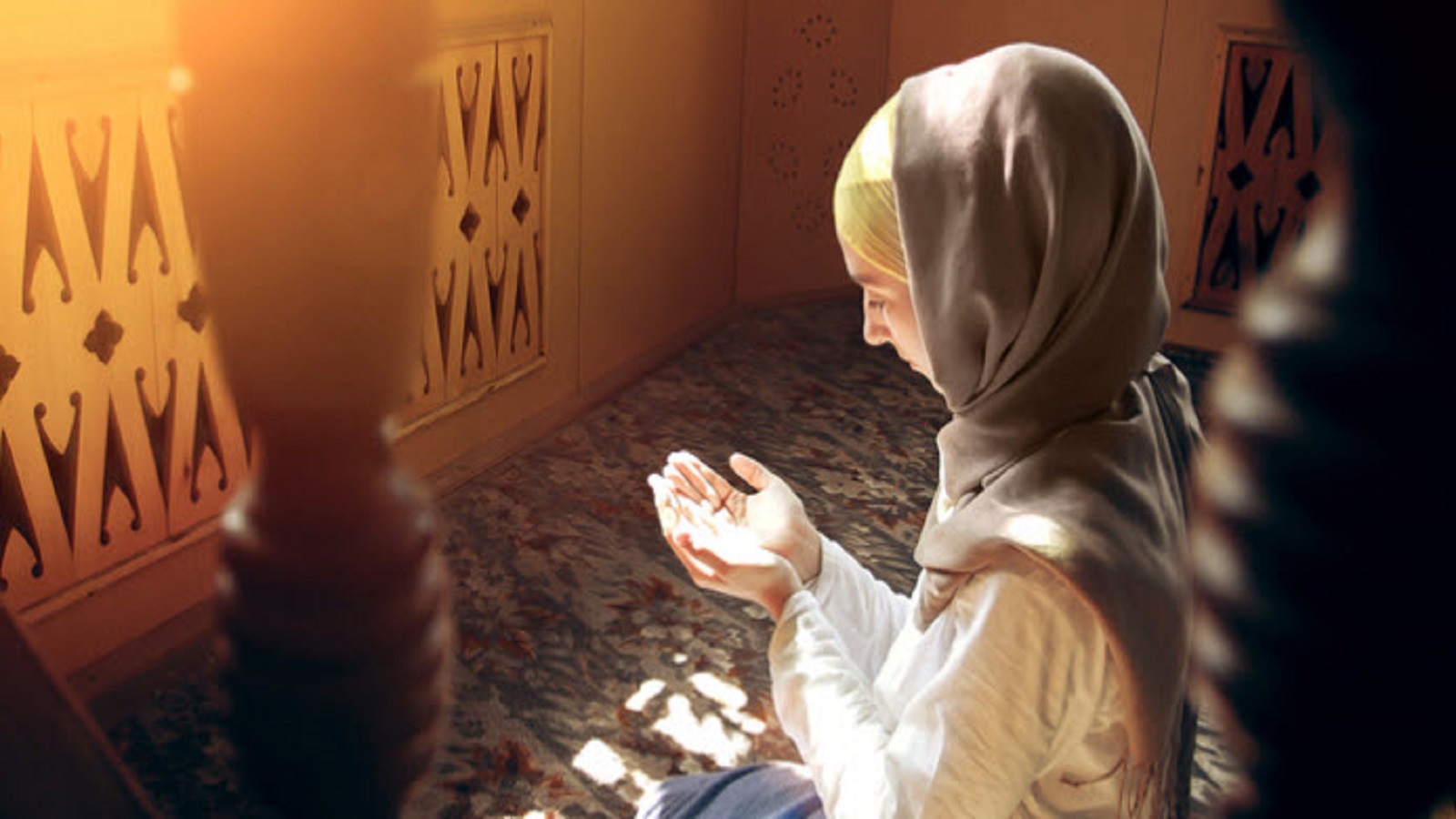 Проводить мусульманские. Мусульманка молится. Мусульманин молится. Мусульманские женщины молятся.